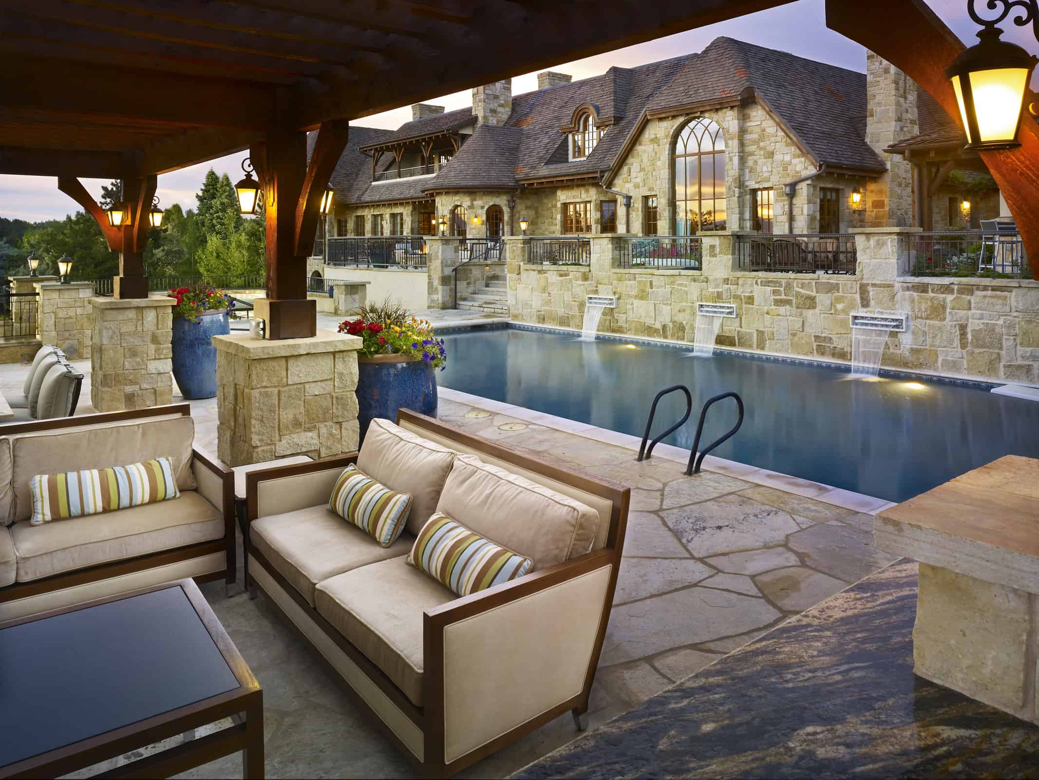 Enliven your Backyard with a Stunning Pool