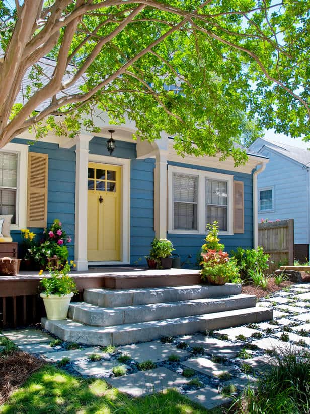 Featured image of post Landscaping Ideas For Front Of House With Porch - Focus first on important things, such as a new walkway, shade trees or garden landscaping, and fill out the rest of the yard as needed.