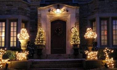 Blog Featured – How to Hang Holiday Lights Like a Pro
