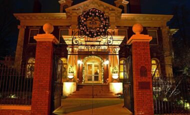 Blog Featured – Holiday Lighting